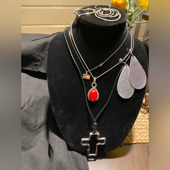 Fashion jewelry bundle 3 necklaces, 2 extra pendants, 1 pair of earrings. - Picture 1 of 10